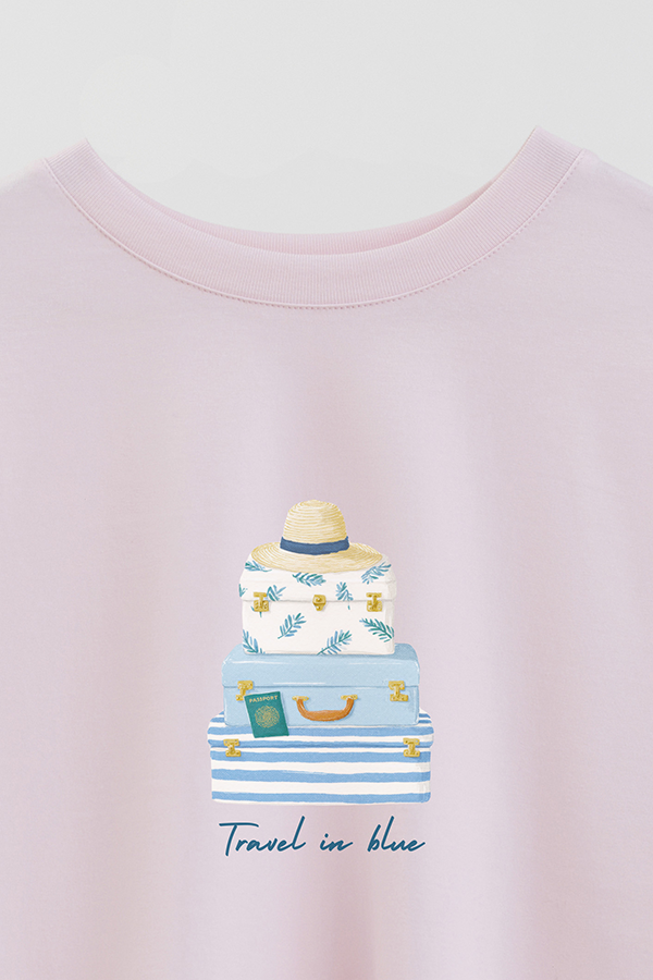 REMERA CROP ESTAMPADA COASTAL TRAVEL IN BLUE