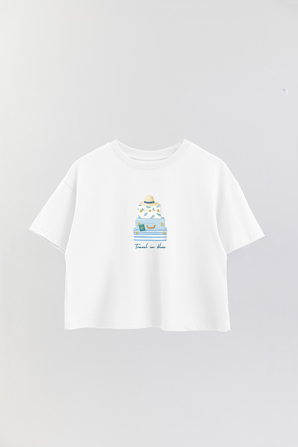 REMERA CROP ESTAMPADA COASTAL TRAVEL IN BLUE