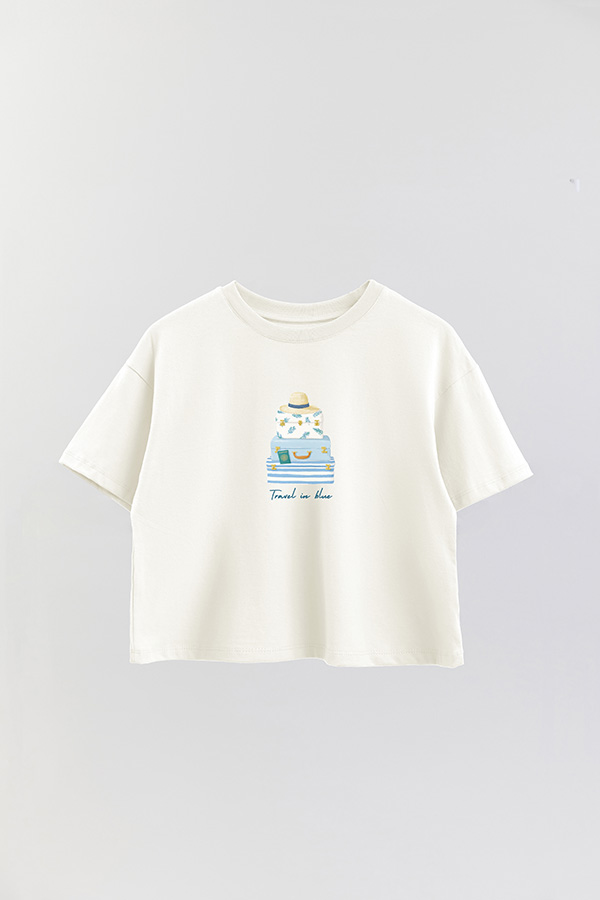 REMERA CROP ESTAMPADA COASTAL TRAVEL IN BLUE
