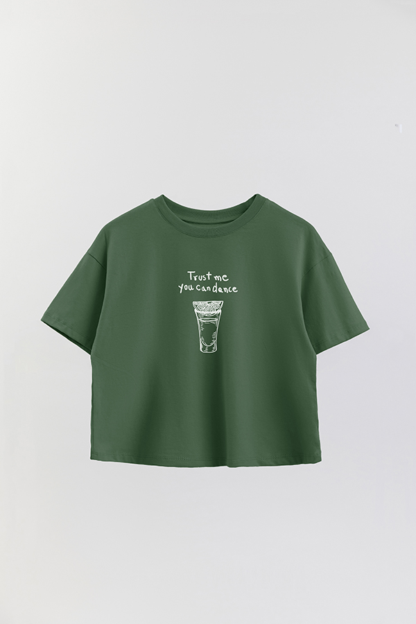 REMERA CROP ESTAMPADA BEACH TRUST ME YOU CAN DANCE
