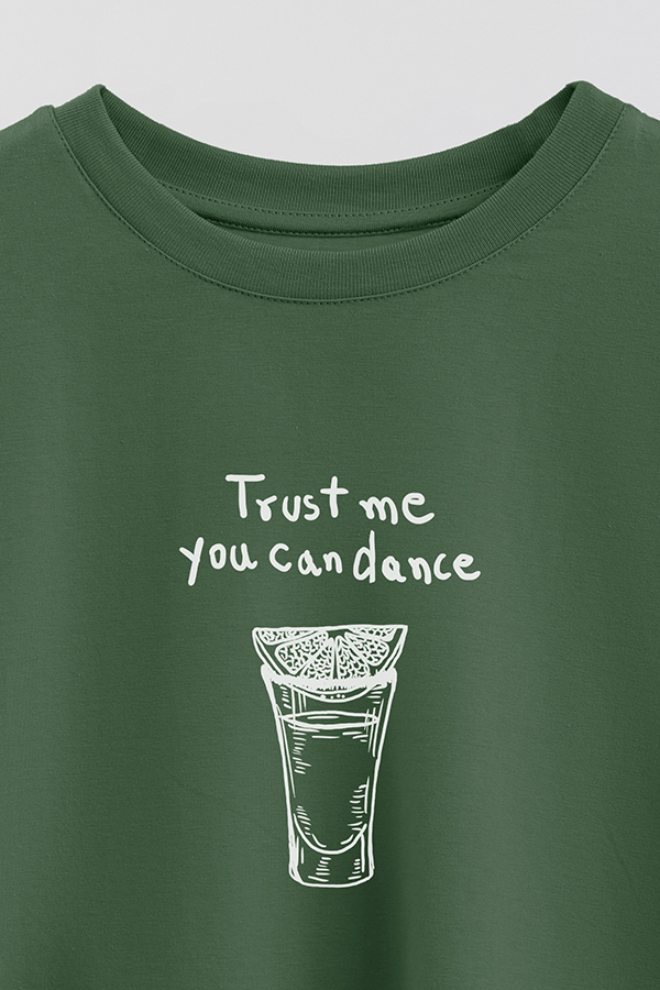 REMERA CROP ESTAMPADA BEACH TRUST ME YOU CAN DANCE