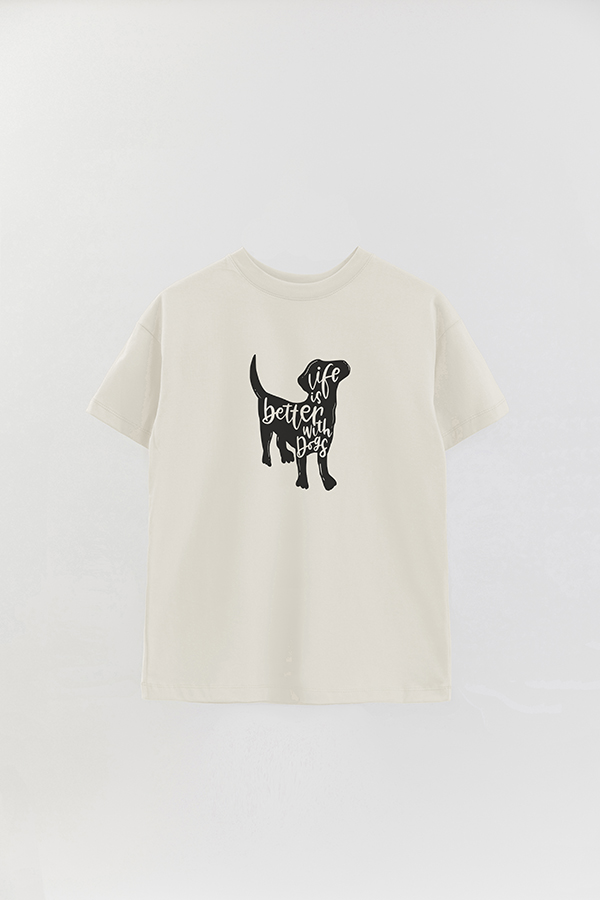 REMERA OVER ESTAMPADA DOG LIFE IS BETTER WITH DOGS