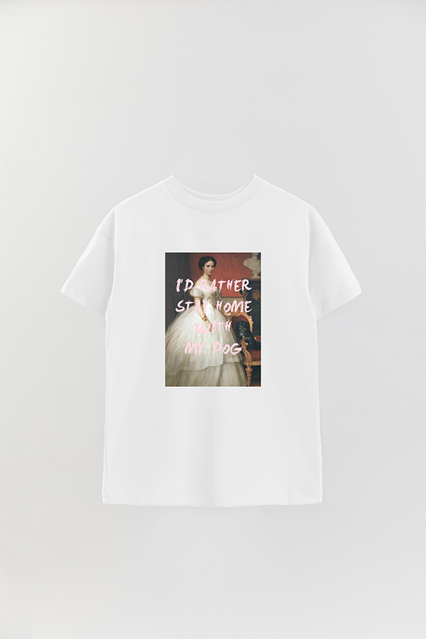 REMERA OVER ESTAMPADA ART COLLECTION 87 I'D RATHER STAY HOME WITH ME DOGS