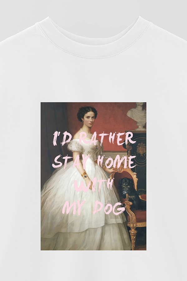 REMERA OVER ESTAMPADA ART COLLECTION 87 I'D RATHER STAY HOME WITH ME DOGS