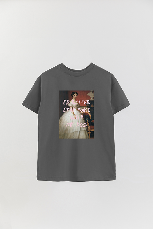 REMERA OVER ESTAMPADA ART COLLECTION 87 I'D RATHER STAY HOME WITH ME DOGS