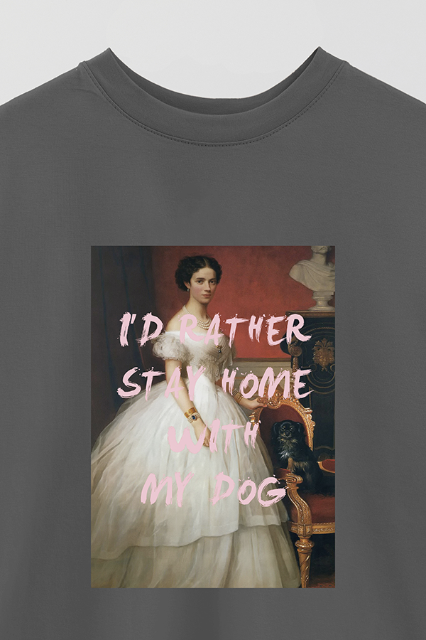 REMERA OVER ESTAMPADA ART COLLECTION 87 I'D RATHER STAY HOME WITH ME DOGS