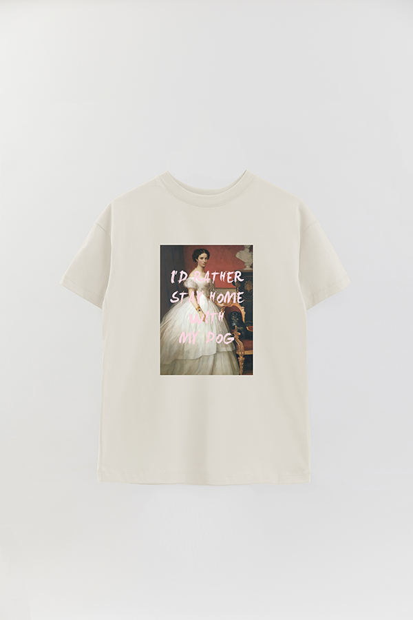 REMERA OVER ESTAMPADA ART COLLECTION 87 I'D RATHER STAY HOME WITH ME DOGS