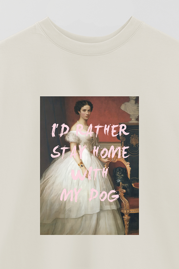 REMERA OVER ESTAMPADA ART COLLECTION 87 I'D RATHER STAY HOME WITH ME DOGS