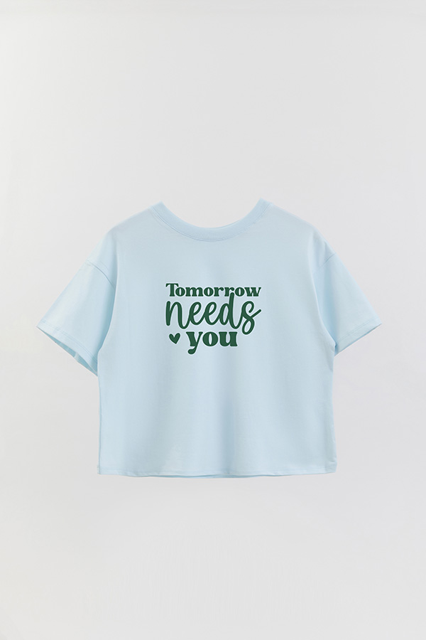 REMERA CROP ESTAMPADA GR TOMORROW NEEDS YOU