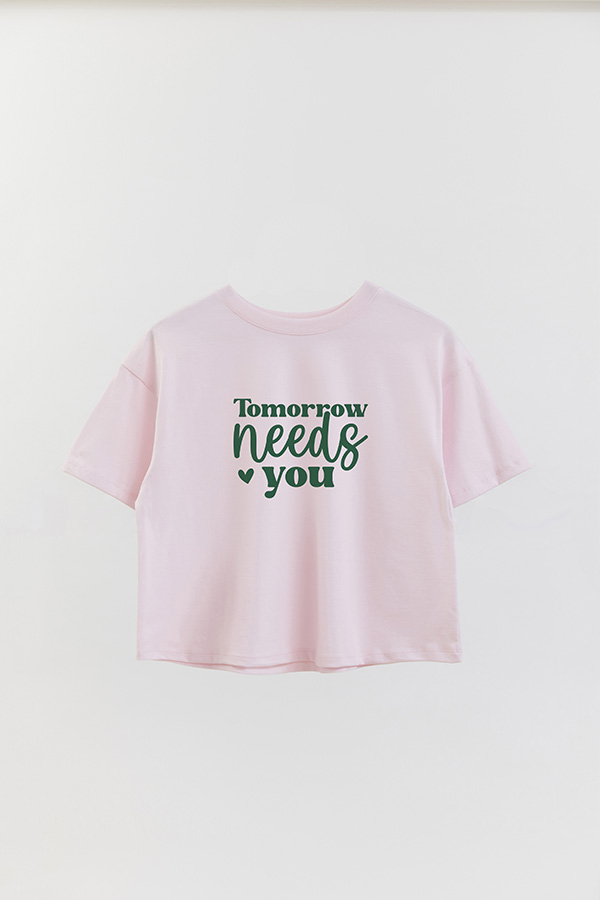 REMERA CROP ESTAMPADA GR TOMORROW NEEDS YOU