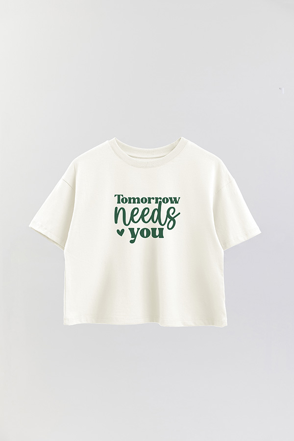 REMERA CROP ESTAMPADA GR TOMORROW NEEDS YOU