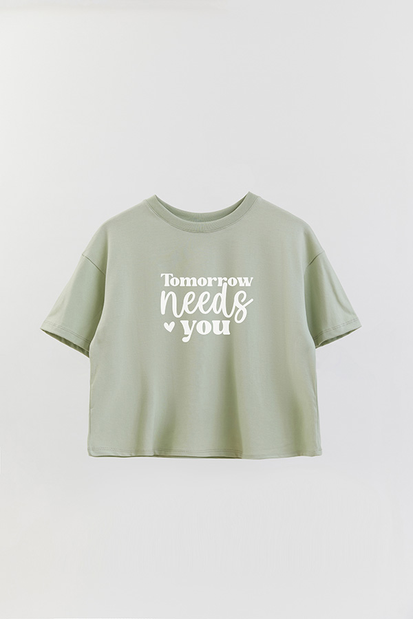 REMERA CROP ESTAMPADA GR TOMORROW NEEDS YOU