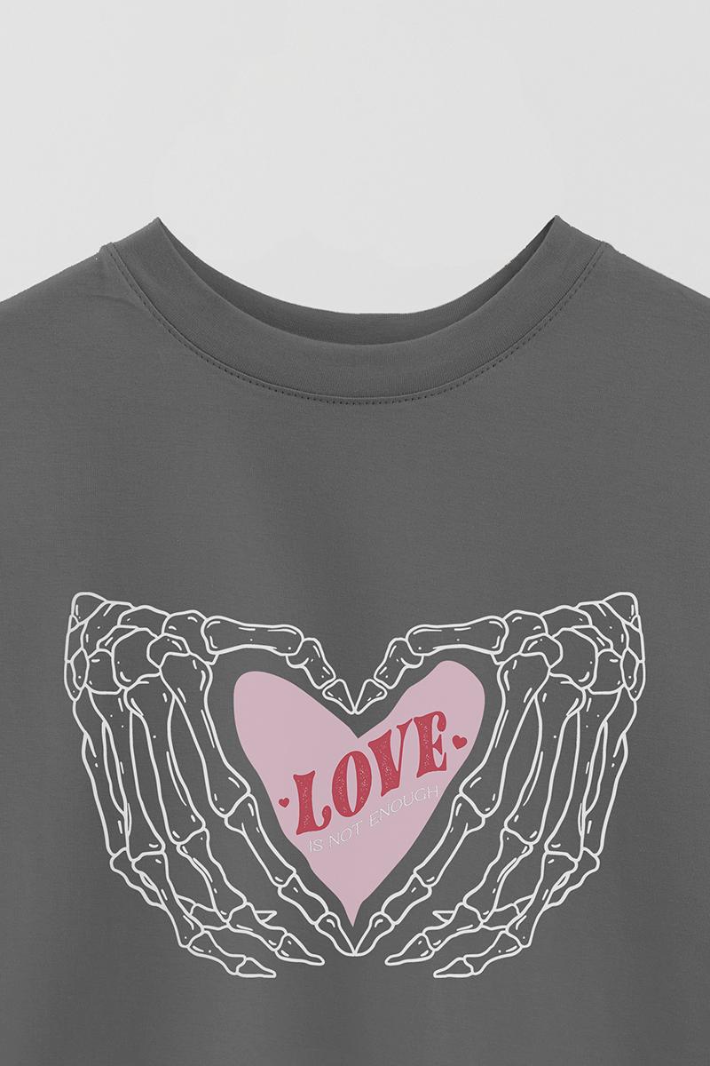 REMERA OVER ESTAMPADA SKT LOVE IS NOT ENOUGH