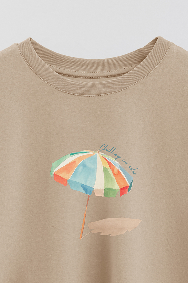 REMERA CROP ESTAMPADA COASTAL CHILLING IN COLOR