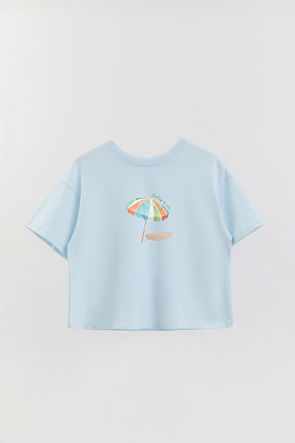 REMERA CROP ESTAMPADA COASTAL CHILLING IN COLOR
