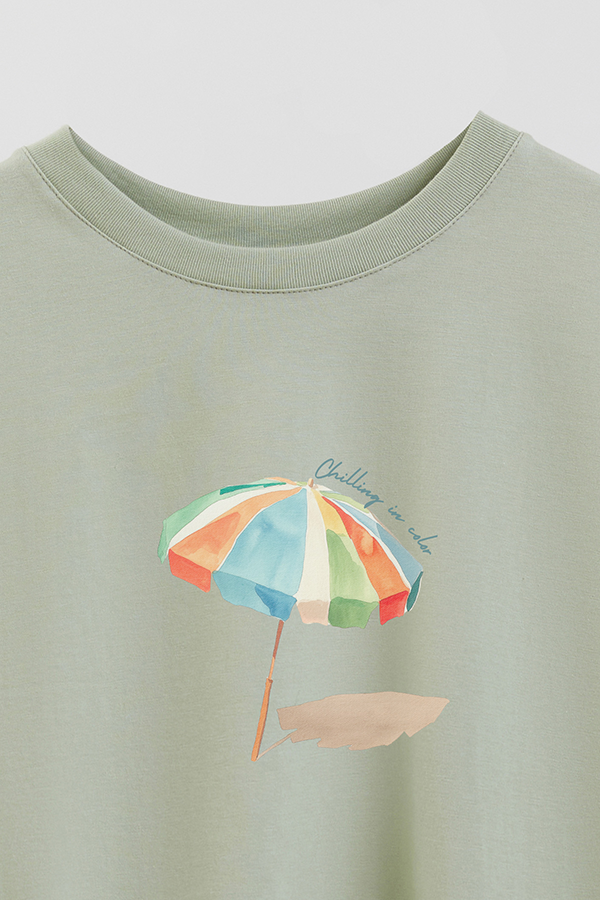 REMERA CROP ESTAMPADA COASTAL CHILLING IN COLOR