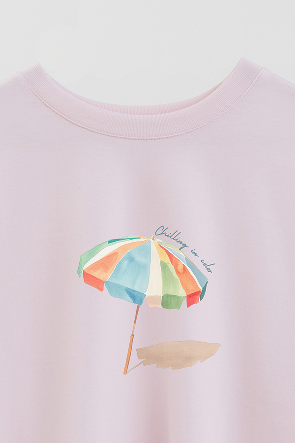 REMERA CROP ESTAMPADA COASTAL CHILLING IN COLOR