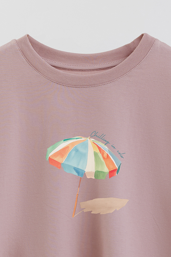 REMERA CROP ESTAMPADA COASTAL CHILLING IN COLOR
