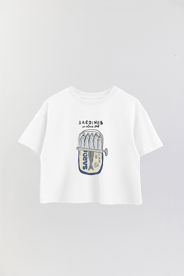 REMERA CROP ESTAMPADA BEACH SARDINES IN OLIVE OIL