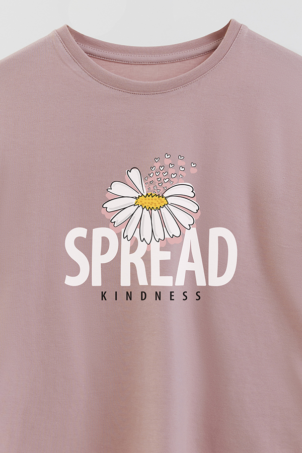 REMERA GIRL OVER SPREAD KINDESS