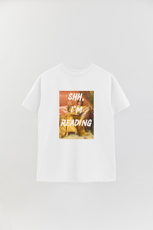 REMERA OVER ESTAMPADA ART COLLECTION 40 SHH I'M READING