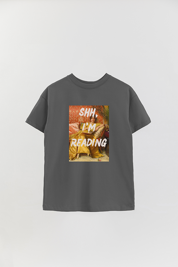 REMERA OVER ESTAMPADA ART COLLECTION 40 SHH I'M READING