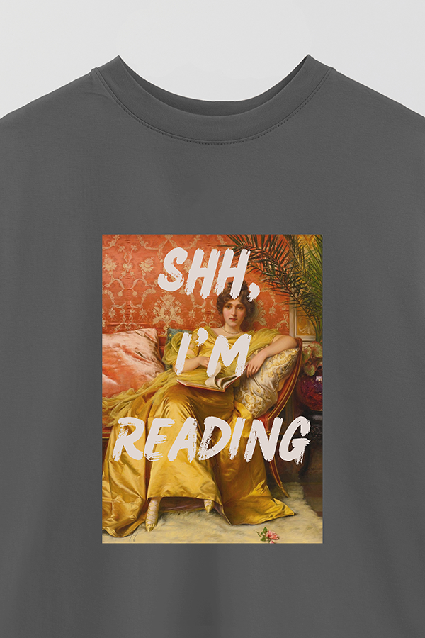 REMERA OVER ESTAMPADA ART COLLECTION 40 SHH I'M READING