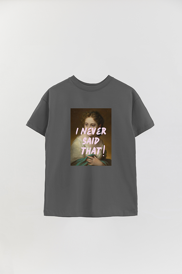 REMERA OVER ESTAMPADA ART COLLECTION 72 I NEVER SAID THAT