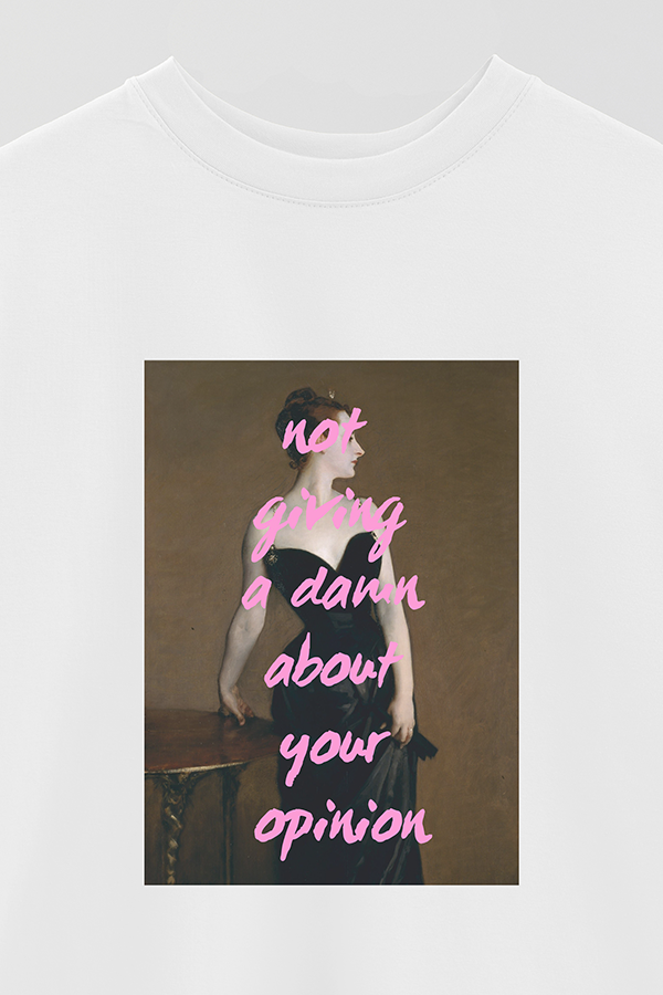 REMERA OVER ESTAMPADA ART COLLECTION 65 NOT GIVING A DAMN