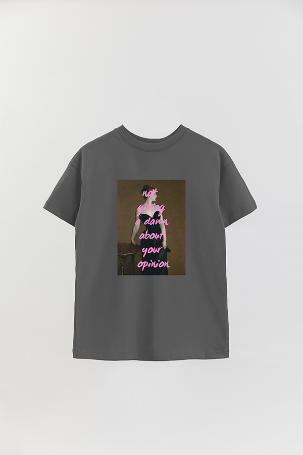 REMERA OVER ESTAMPADA ART COLLECTION 65 NOT GIVING A DAMN