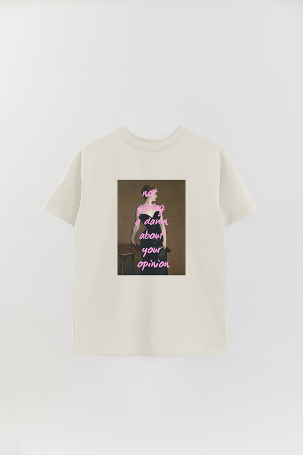 REMERA OVER ESTAMPADA ART COLLECTION 65 NOT GIVING A DAMN