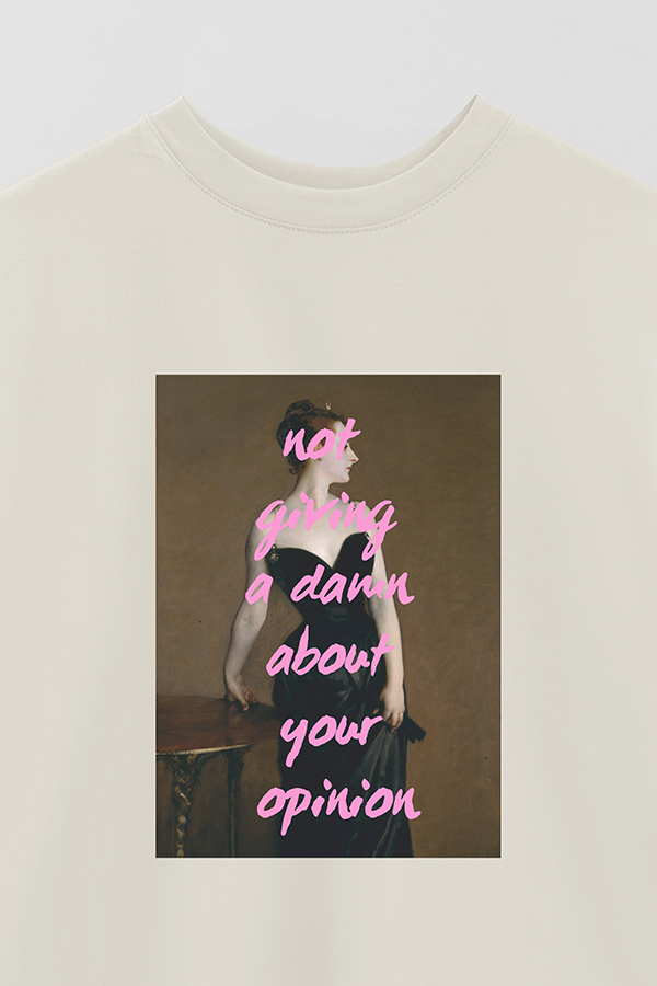 REMERA OVER ESTAMPADA ART COLLECTION 65 NOT GIVING A DAMN