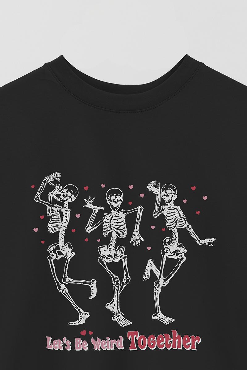 REMERA OVER ESTAMPADA SKT LET'S BE WEIRD TOGETHER