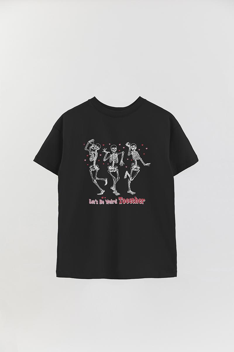 REMERA OVER ESTAMPADA SKT LET'S BE WEIRD TOGETHER