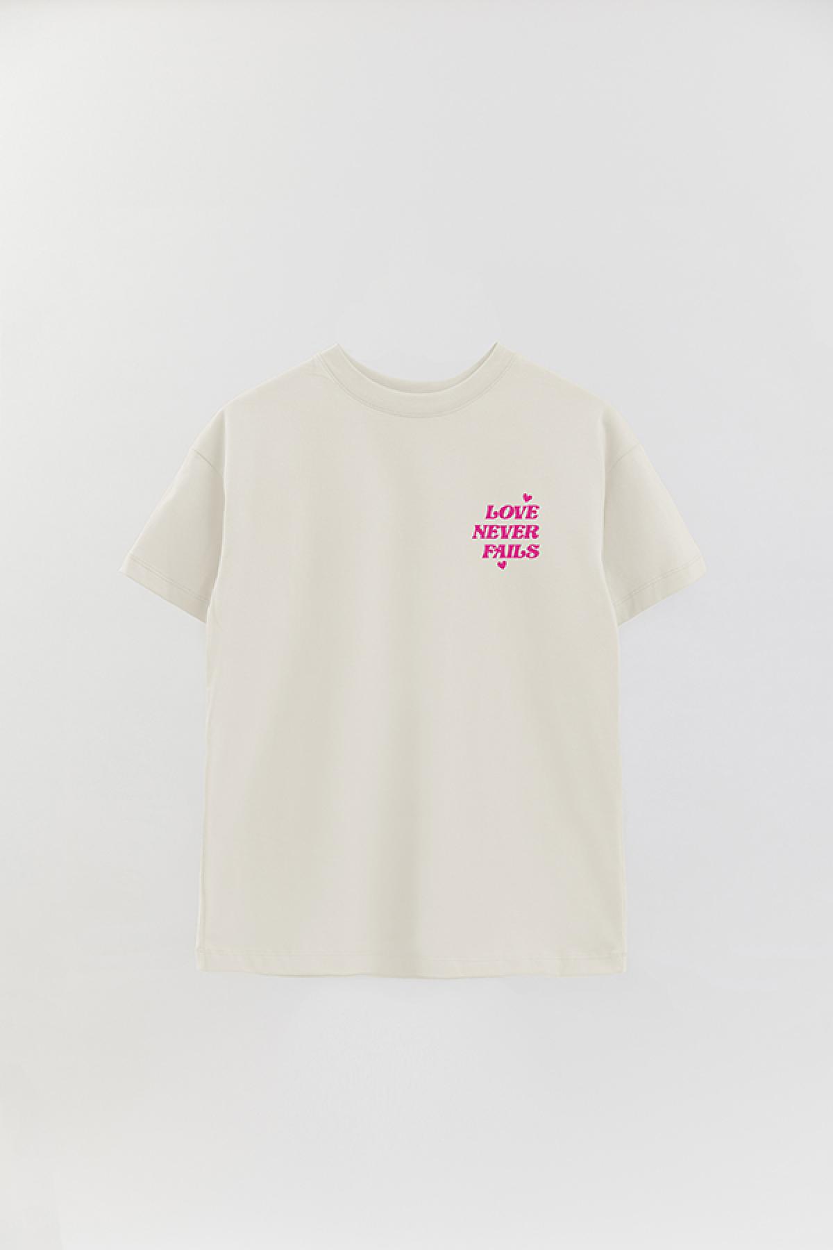 REMERA OVER ESTAMPADA WCV LOVE NEVER FAILS