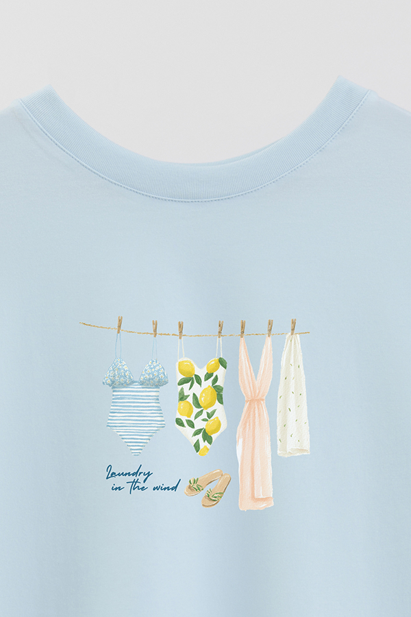 REMERA CROP ESTAMPADA COASTAL LAUNDRY IN THE WINDS