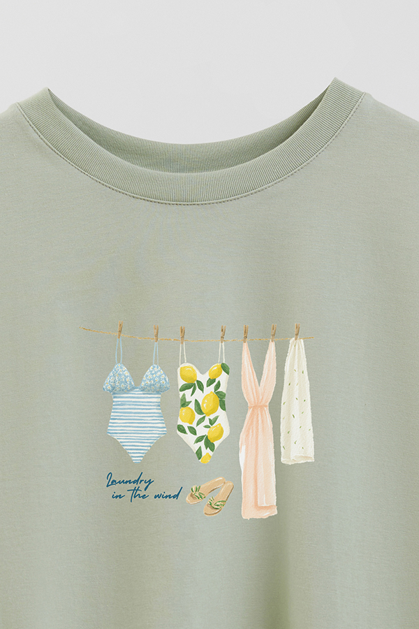 REMERA CROP ESTAMPADA COASTAL LAUNDRY IN THE WINDS