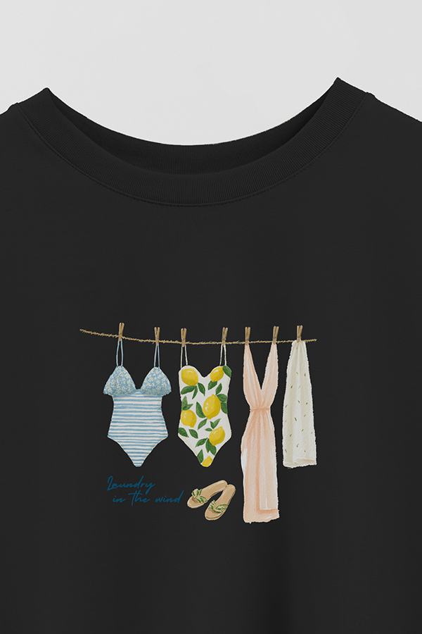 REMERA CROP ESTAMPADA COASTAL LAUNDRY IN THE WINDS