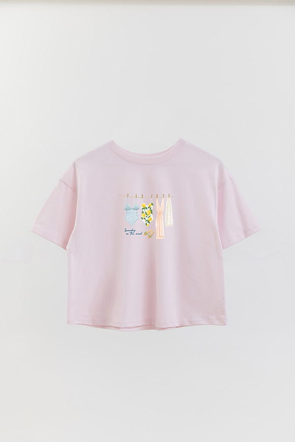 REMERA CROP ESTAMPADA COASTAL LAUNDRY IN THE WINDS