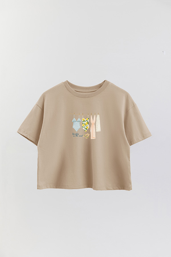 REMERA CROP ESTAMPADA COASTAL LAUNDRY IN THE WINDS