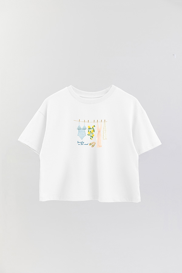 REMERA CROP ESTAMPADA COASTAL LAUNDRY IN THE WINDS