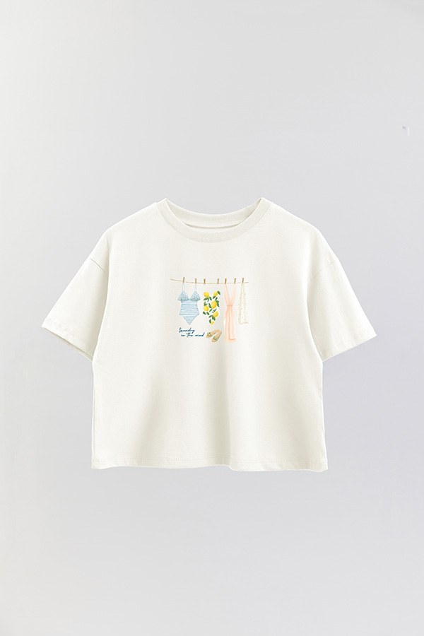 REMERA CROP ESTAMPADA COASTAL LAUNDRY IN THE WINDS