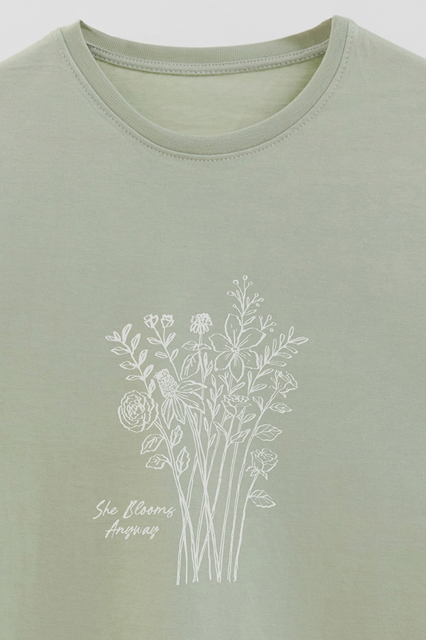 REMERA BASICA ESTAMPADA HD SHE BLOOMS ANYWAY