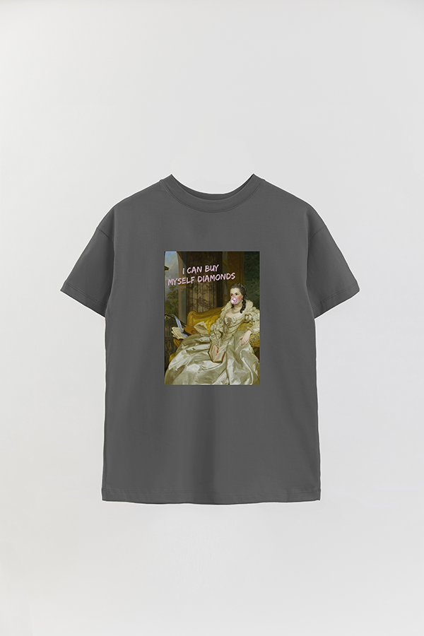 REMERA OVER ESTAMPADA ART COLLECTION 54 I CAN BUY MYSELF DIAMONDS