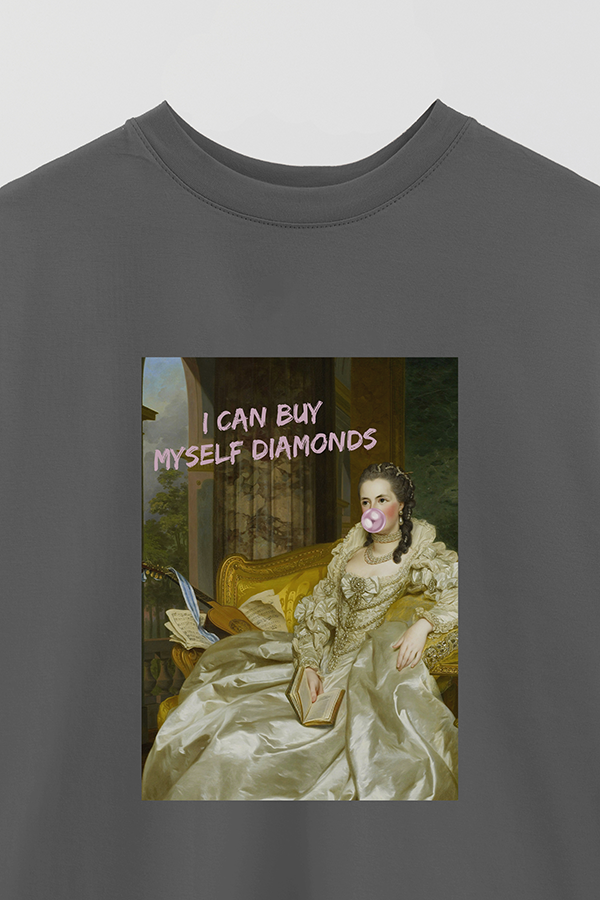 REMERA OVER ESTAMPADA ART COLLECTION 54 I CAN BUY MYSELF DIAMONDS