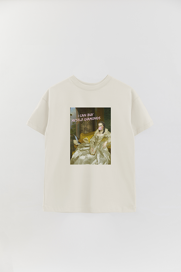 REMERA OVER ESTAMPADA ART COLLECTION 54 I CAN BUY MYSELF DIAMONDS