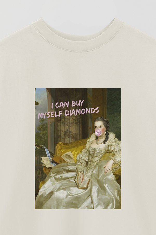 REMERA OVER ESTAMPADA ART COLLECTION 54 I CAN BUY MYSELF DIAMONDS