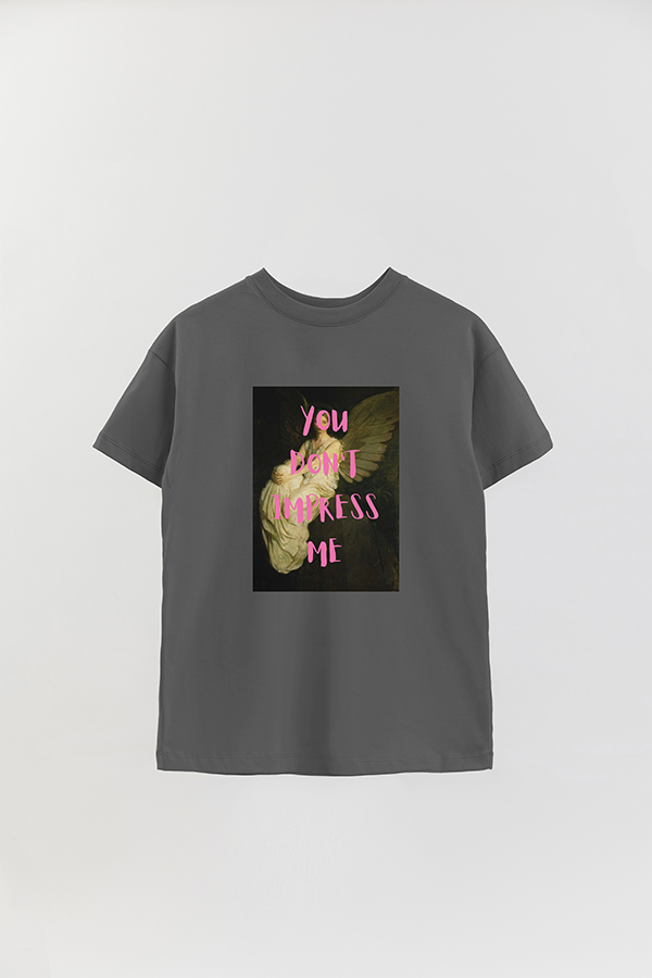 REMERA OVER ESTAMPADA ART COLLECTION 8 YOU DON'T IMPRESS ME