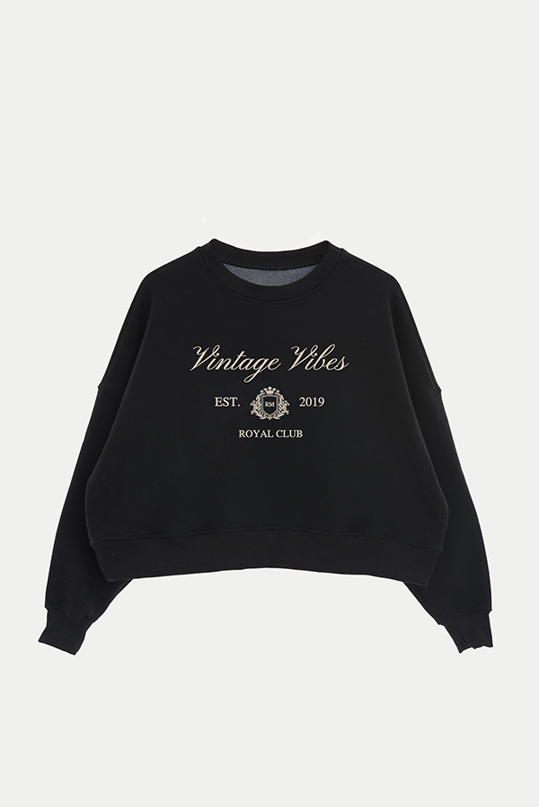 BUZO CROP ESTAMPADO VARSITY VINTAGE VIBES