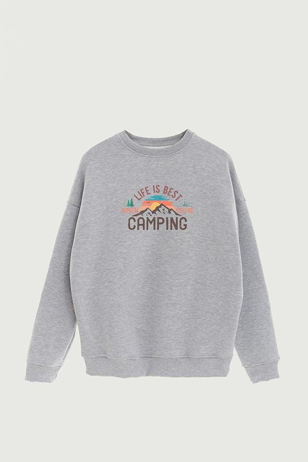 BUZO CREWNECK ESTAMPADO LIFE IS BEST WHEN YOU ARE CAMPING